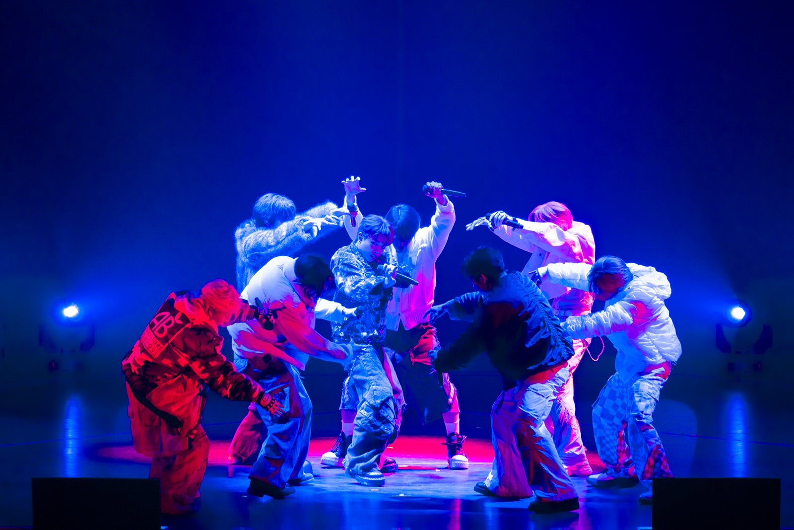 MAZZEL、MCなしノンストップステージ「日本にやべえグループがいるって証明してやる」【The Performance】