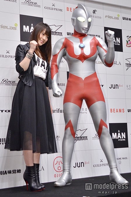 （左から）北乃きい、ウルトラマン