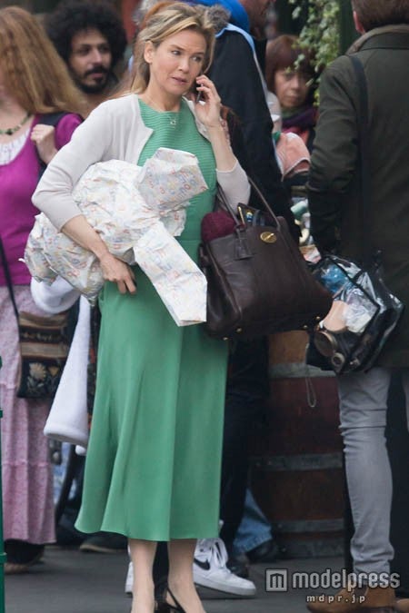 ゆったりしたワンピースですが、太めではなく普通のボディ。WENN.com／Zeta Image