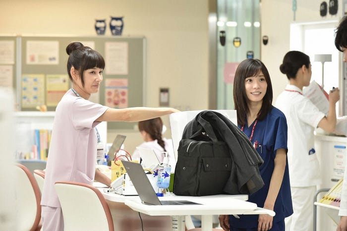 吉田羊、松岡茉優/「コウノドリ」第1話より(画像提供:TBS)