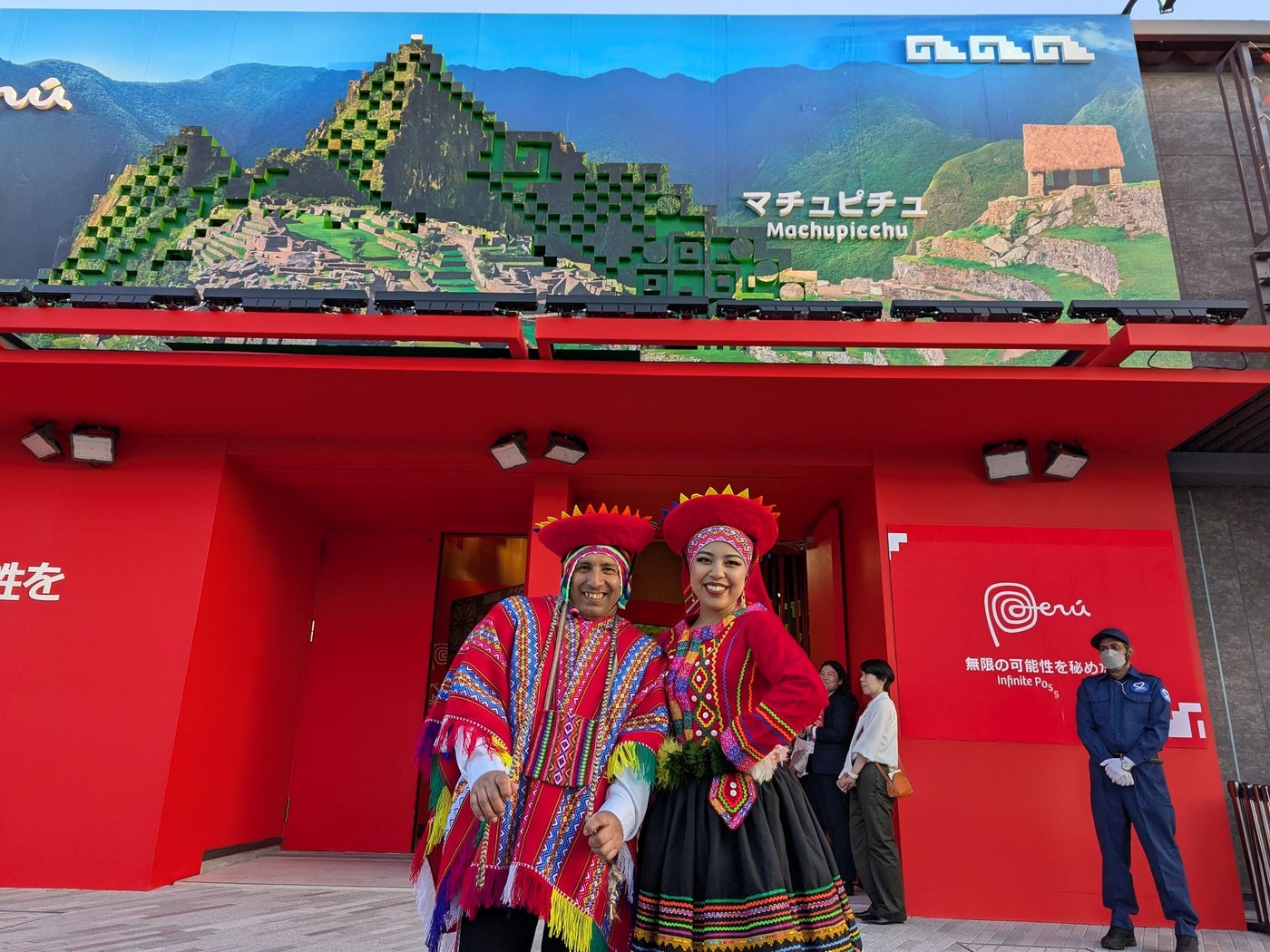 ペルーパビリオンの入口にて。館内にはキッチンもあり時間によってはペルー料理やお酒の振る舞いもあった