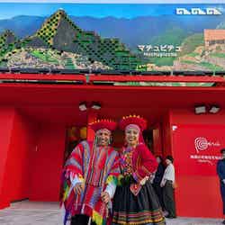 ペルーパビリオンの入口にて。館内にはキッチンもあり時間によってはペルー料理やお酒の振る舞いもあった