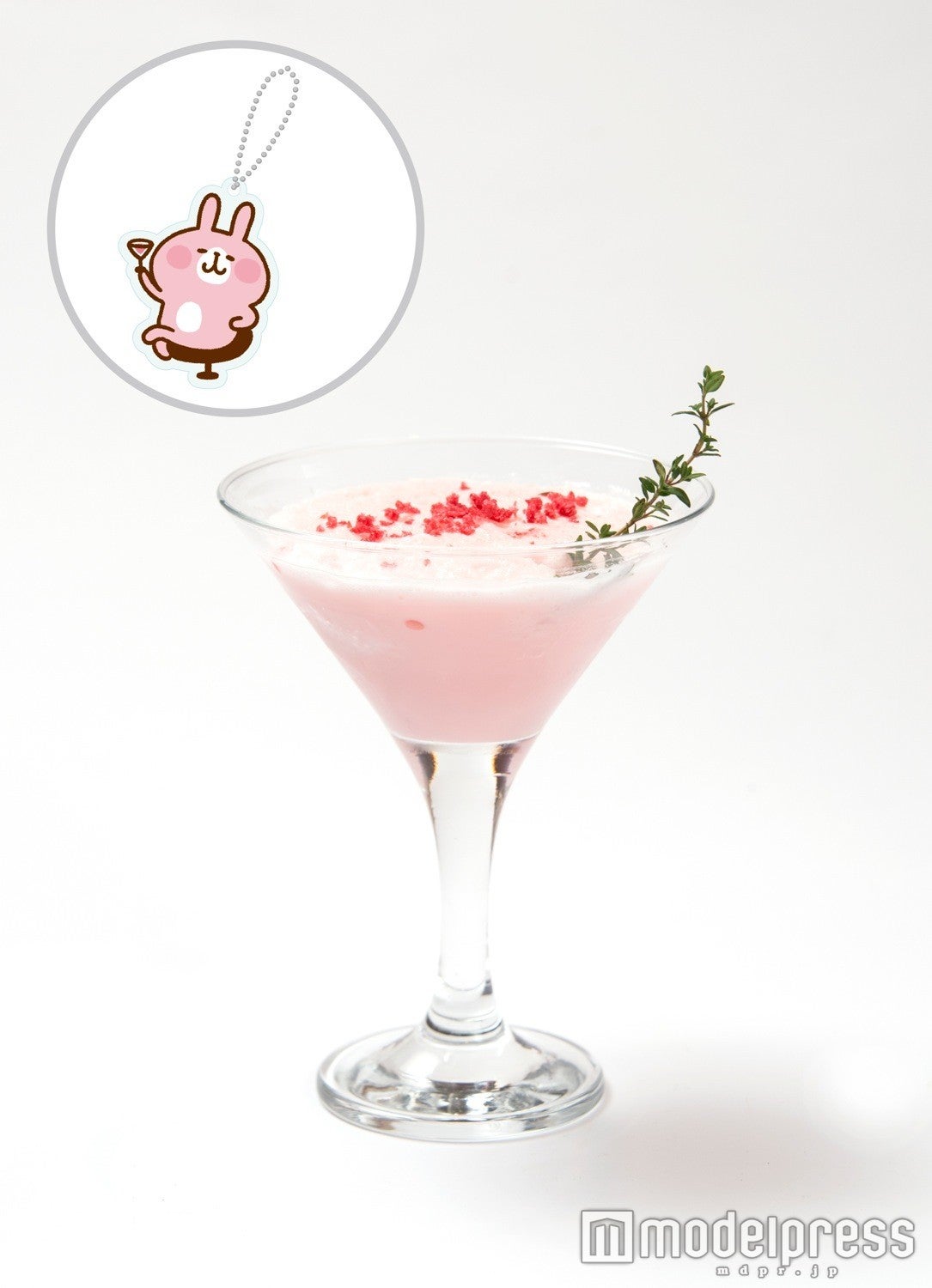 いちごスムージーで夢心地。オリジナルうさぎカクテルで君の瞳に乾杯…～アクリルキーホルダーつき～￥980（税抜） （C）kanahei／TXCOM