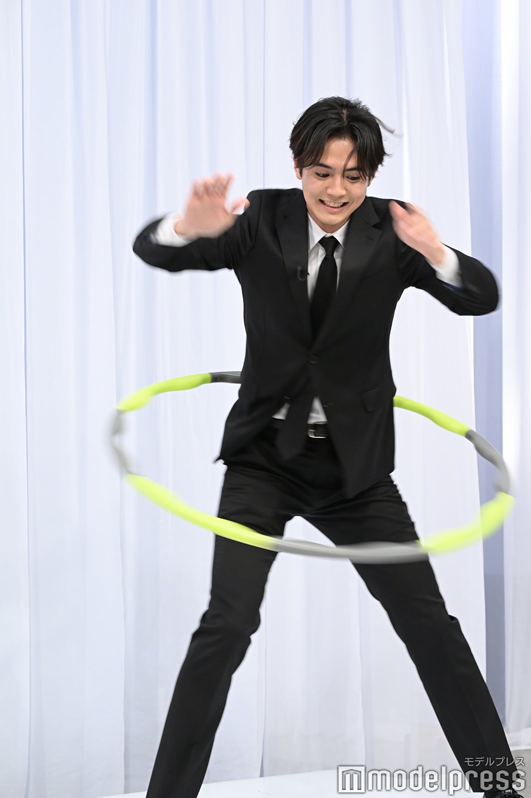 フラフープに挑戦する片寄涼太（C）モデルプレス