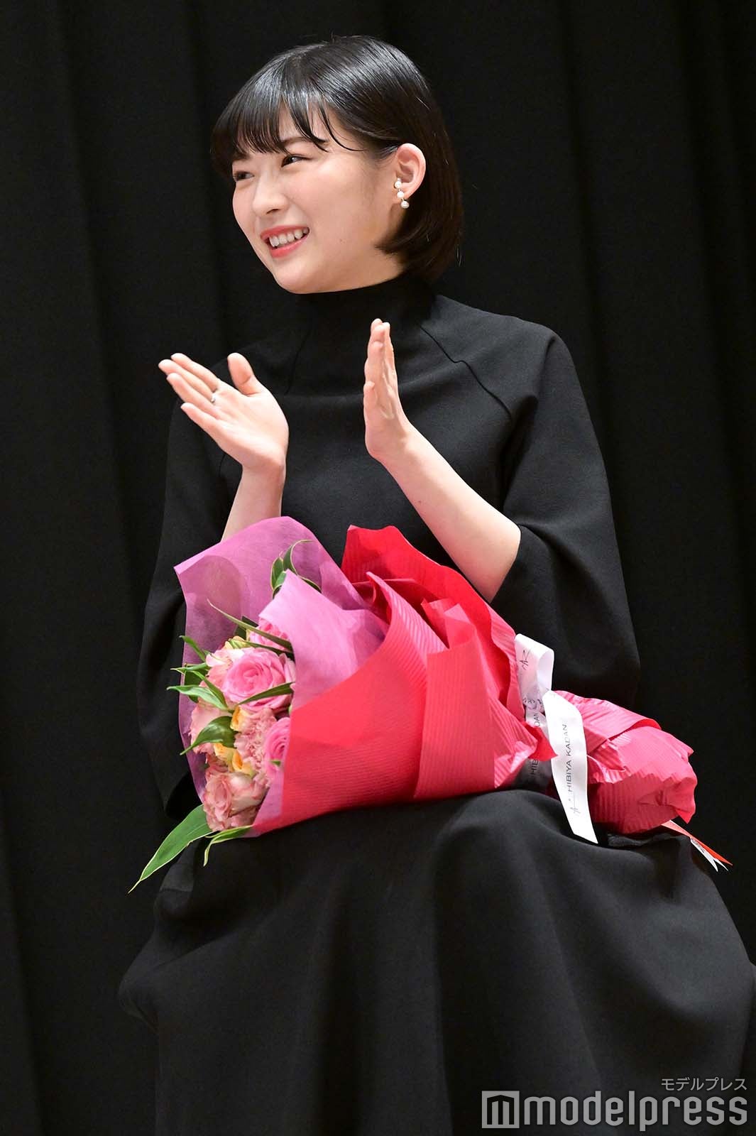 吉岡里帆に拍手を送る伊藤沙莉（C）モデルプレス