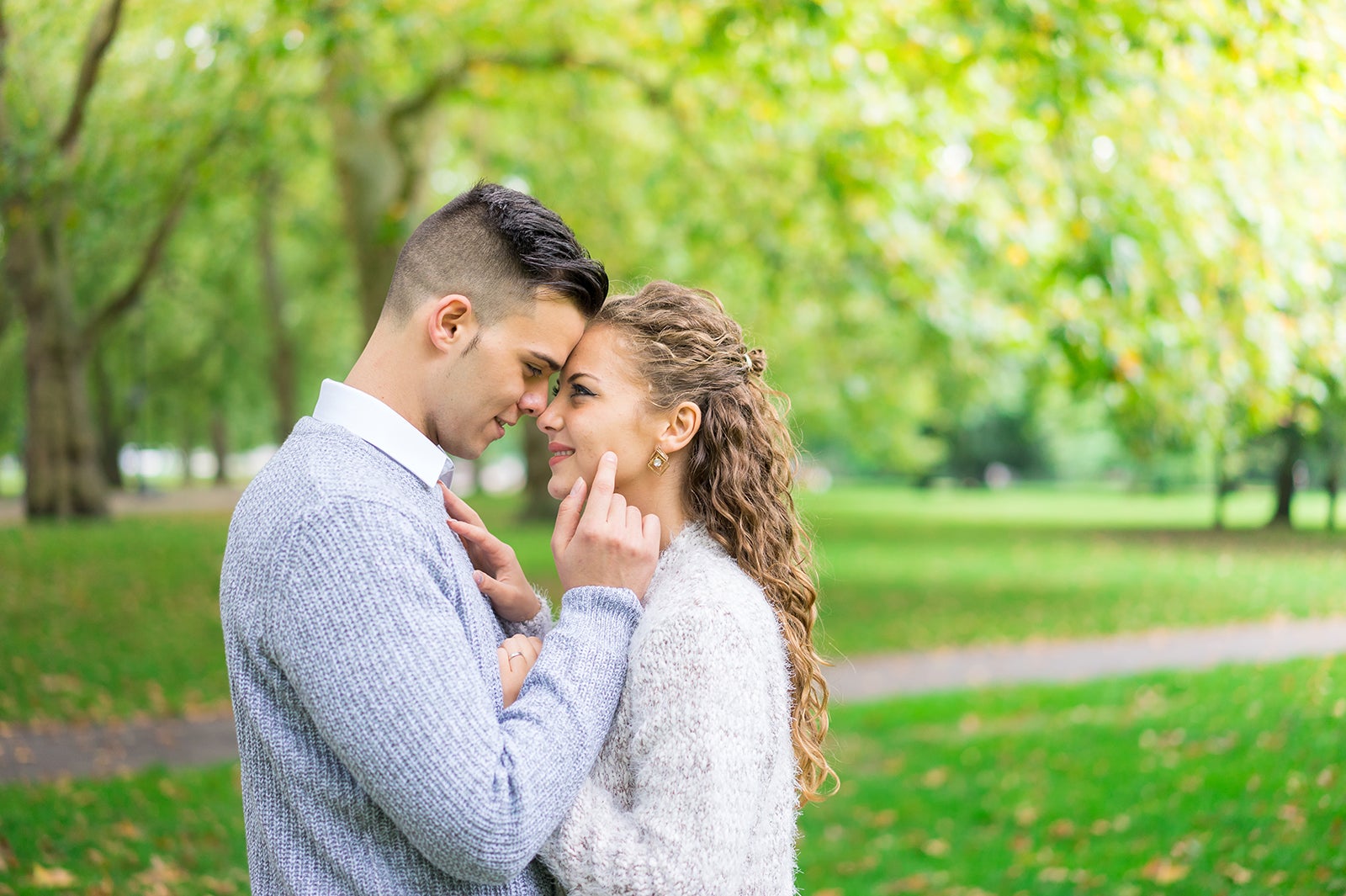 男性が「タイプじゃないけど好きになる」女性の特徴4つ