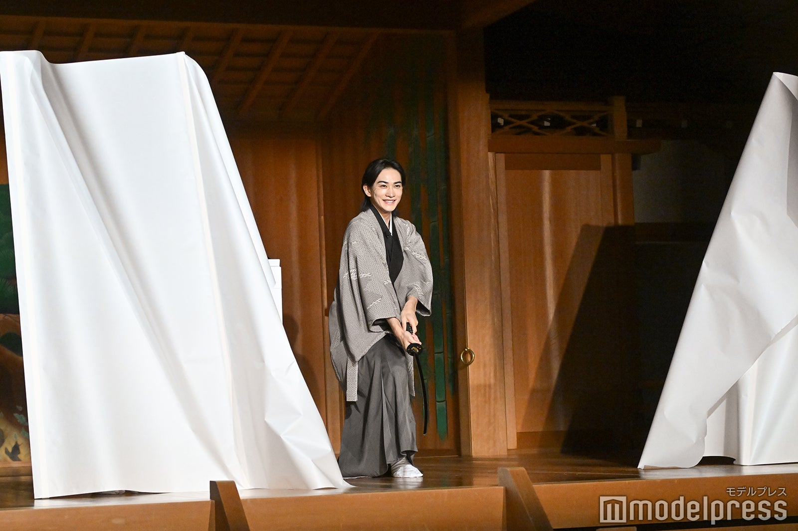 “紙切り”に挑戦中の町田啓太（C）モデルプレス