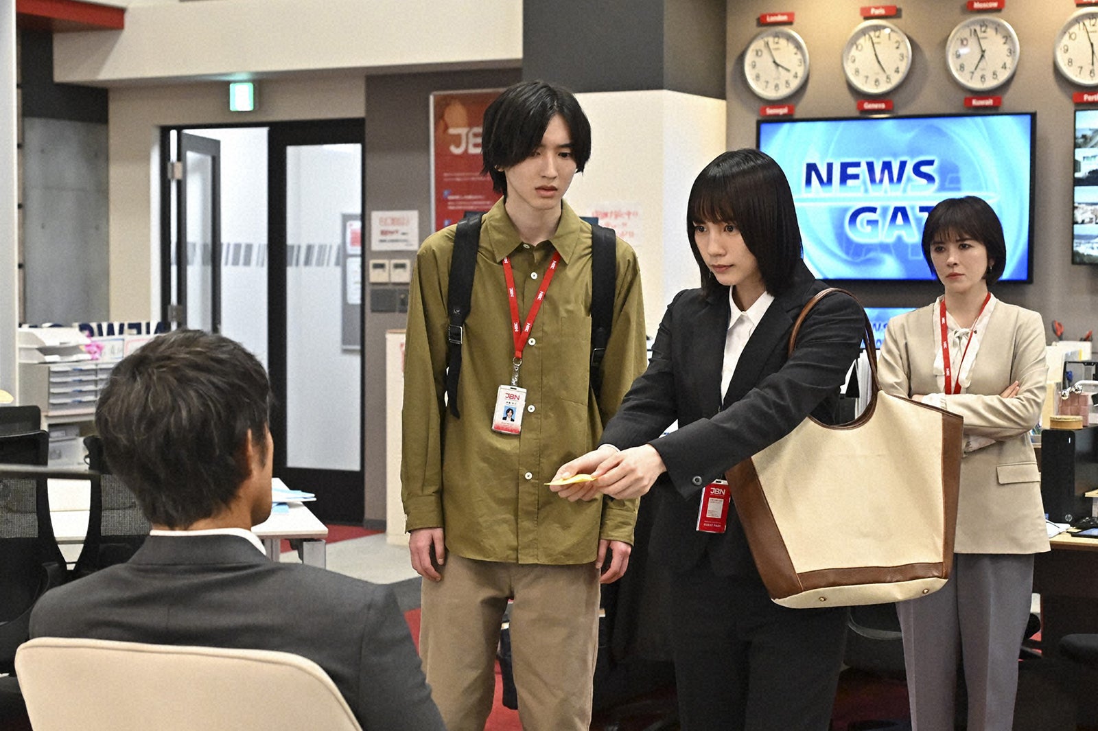 道枝駿佑、のん、宮澤エマ「キャスター」第3話（C）TBS