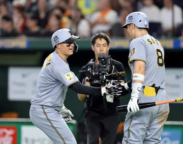 阪神・森下 今季3度目の1試合2発 この日2本目はバックスクリーンへの27号ソロ 二回には左中間席上段へ26号ソロ