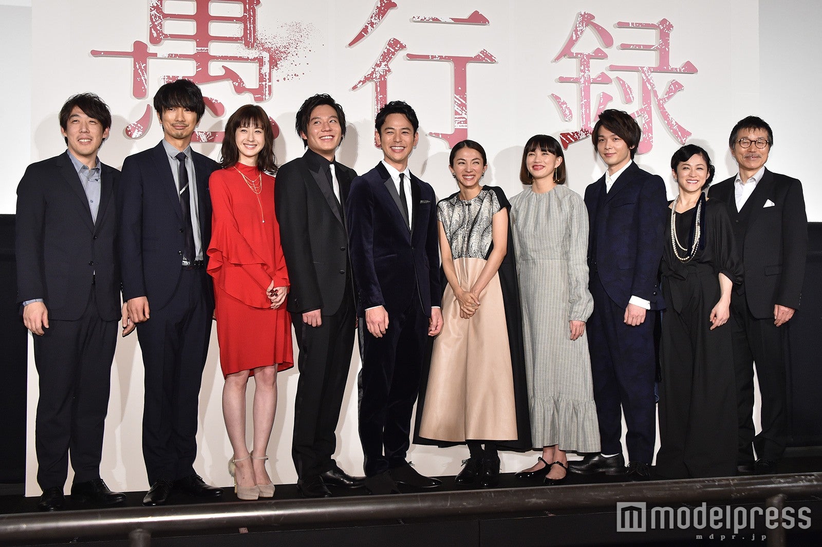 （左から）石川慶監督、眞島秀和、松本若菜、小出恵介、妻夫木聡、満島ひかり、臼田あさ美、中村倫也、濱田マリ、平田満（C）モデルプレス