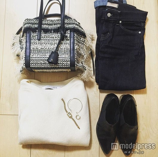 辛めカジュアルにはゴールドの華奢時計＆シルバーアクセで華やかさをプラス