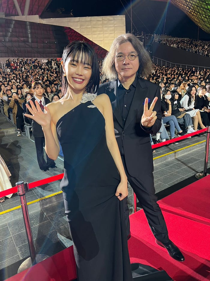 アイナ・ジ・エンド、岩井俊二監督(C)2023 Kyrie Film Band