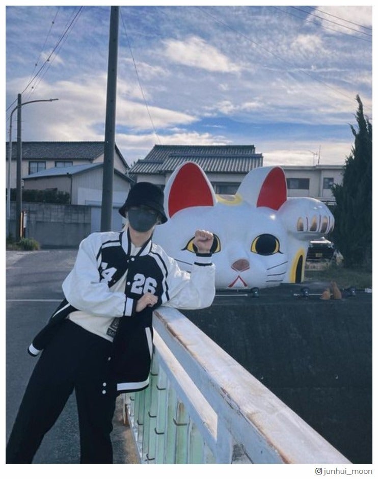SEVENTEEN・JUN、お忍び日本満喫ショットに反響「招き猫ポーズ可愛すぎる」「コーデがおしゃれ」