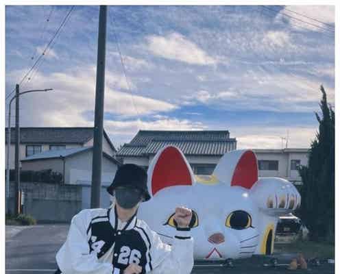 SEVENTEEN・JUN、お忍び日本満喫ショットに反響「招き猫ポーズ可愛すぎる」「コーデがおしゃれ」