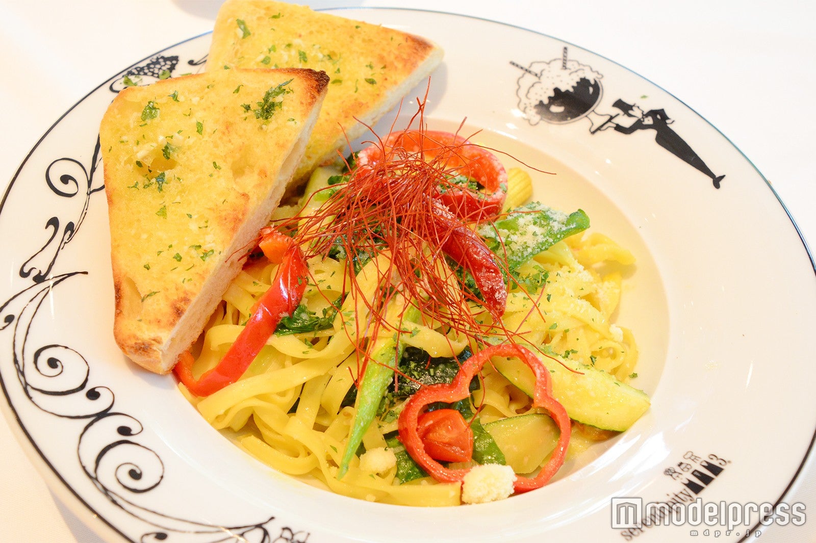 セレンディピティスリー（C）モデルプレス