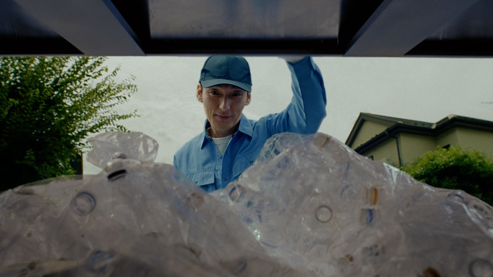 草なぎ剛／「ボトルは資源！（香取）／（稲垣）」篇より（提供写真）