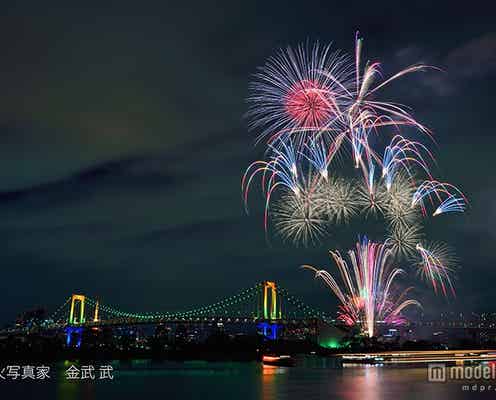 お台場の夜空を“レインボー花火”1800発が染める