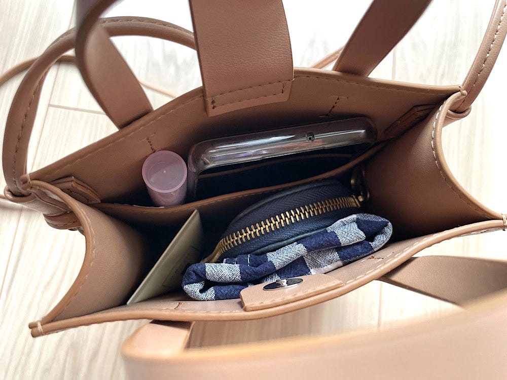 ミニサイズでも、内ポケット付きで細かいものを入れるのに便利