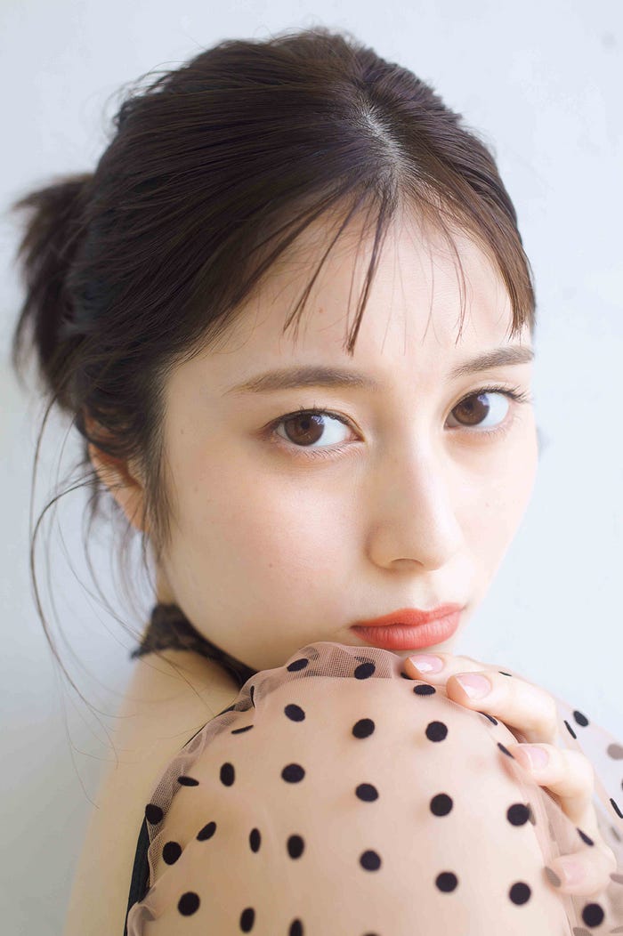 大久保桜子カレンダー卓上版(タテバージョン)撮影:桑島智輝 (提供写真)