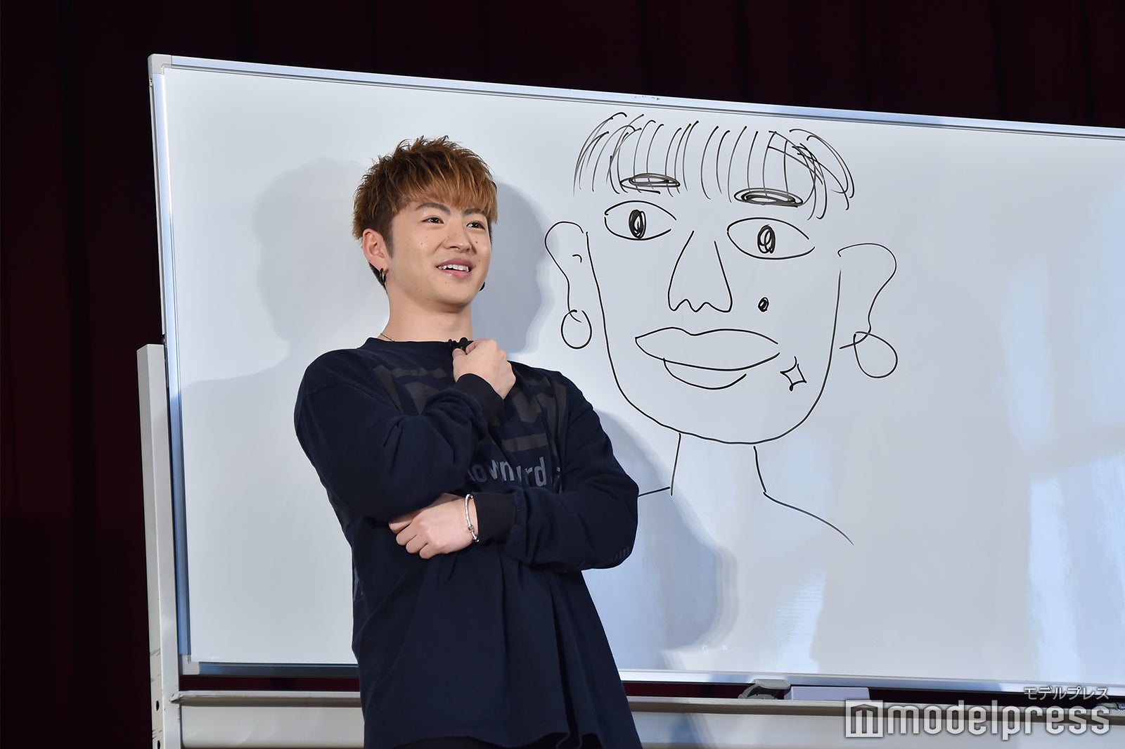 男子生徒の書いた佐野玲於と本人／「“佐野玲於”の似顔絵1分描写対決」の様子 （C）モデルプレス