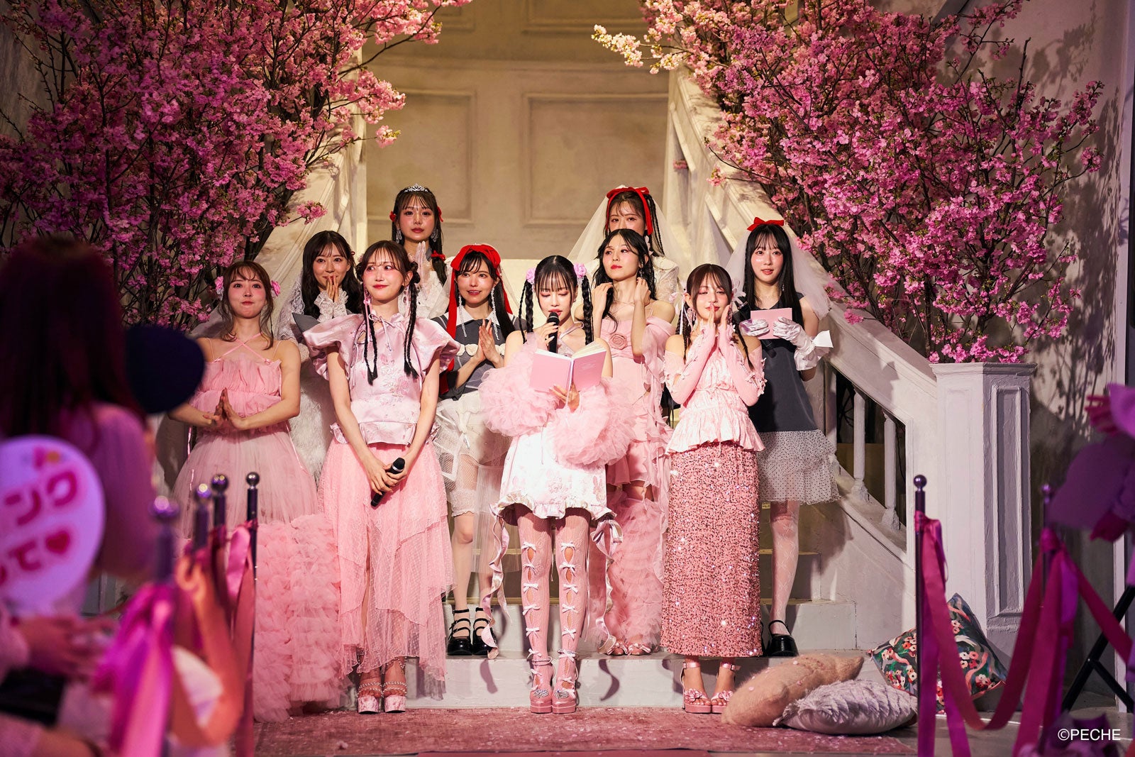 （上段左から）古澤里紗、斎藤みらい（中段左から）渡辺美優紀、益若つばさ、吉井美優、越智ゆらの（下段左から）三上悠亜、菅野結以、中村里砂、吉木千沙都（提供写真）