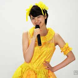 謎のアイドル“如月クミ”役の山下リオ