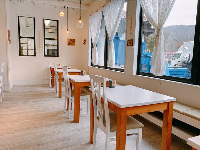 白を基調としたおしゃれな店内／画像提供：平成エンタープライズ