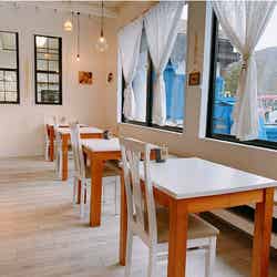 白を基調としたおしゃれな店内/画像提供:平成エンタープライズ