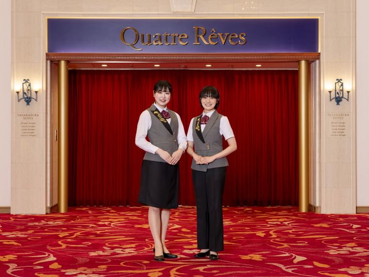 チャコット 宝塚歌劇オフィシャルショップのスタッフ制服をデザイン