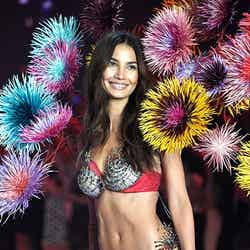 「Victoria’s Secret Fashion Show 2015」でファンタジーを着用したリリー・オルドリッジ／photo：GettyImages