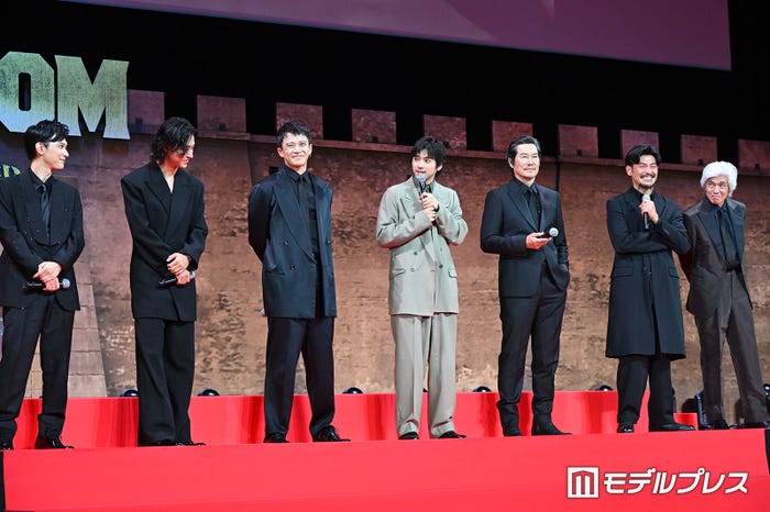 山田裕貴の衣装ミス(?)に笑いがこらえきられない山崎賢人、吉沢亮、小栗旬らキャスト陣(C)モデルプレス