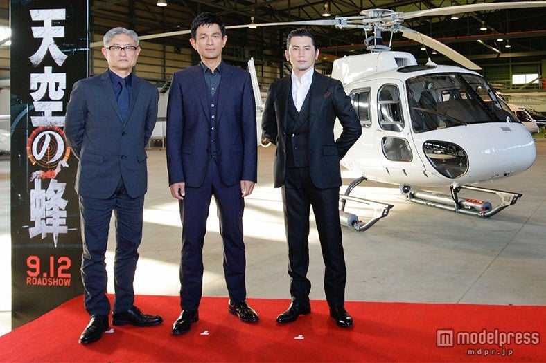 （左から）堤幸彦監督、江口洋介、本木雅弘（C）2015「天空の蜂」製作委員会