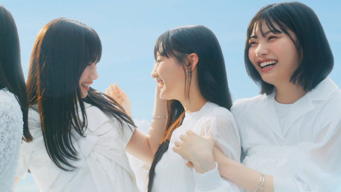 乃木坂46・5期生「メイク キープ ミスト」 より(C)乃木坂46LLC