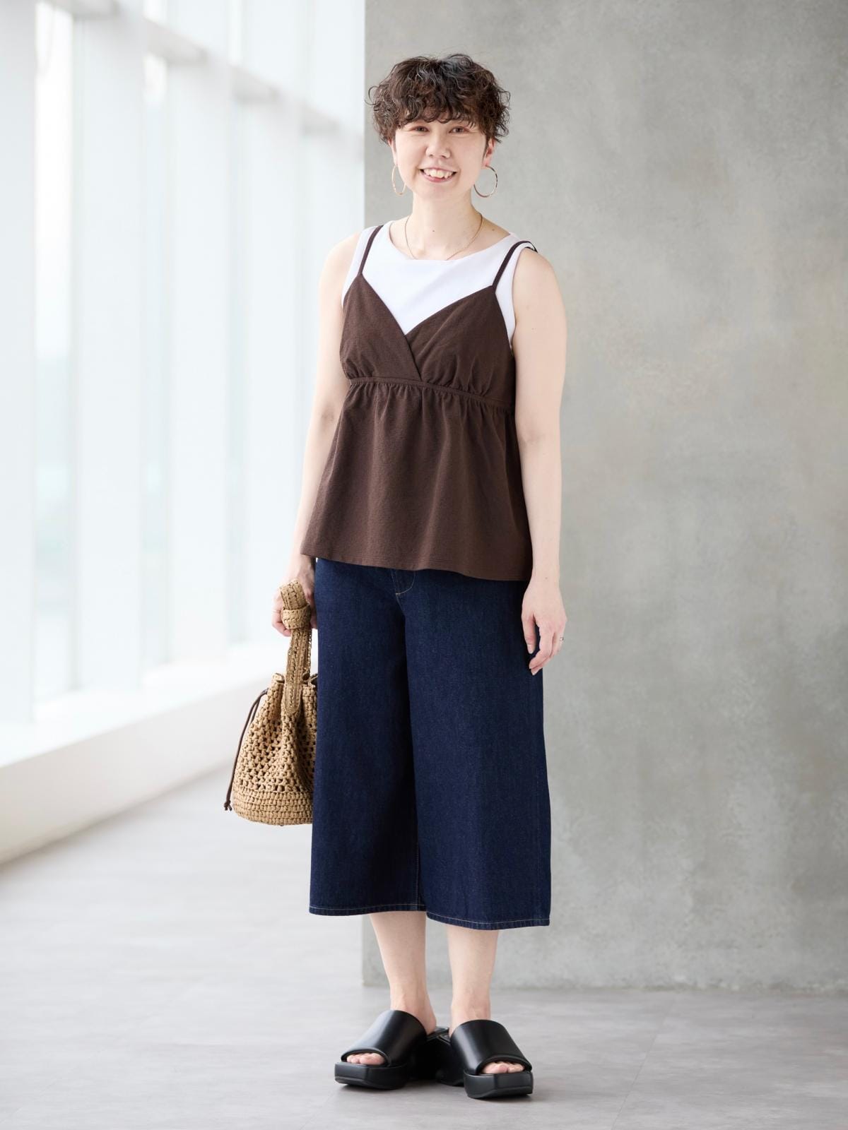 クロップド丈で足もとがすっきりまとまりレジャーにも使えそう　出典：StyleHint