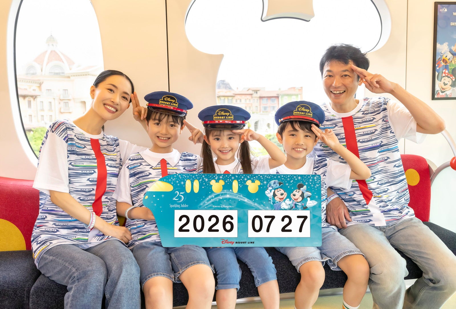 日付の入ったフォトプロップスでの記念撮影／提供画像