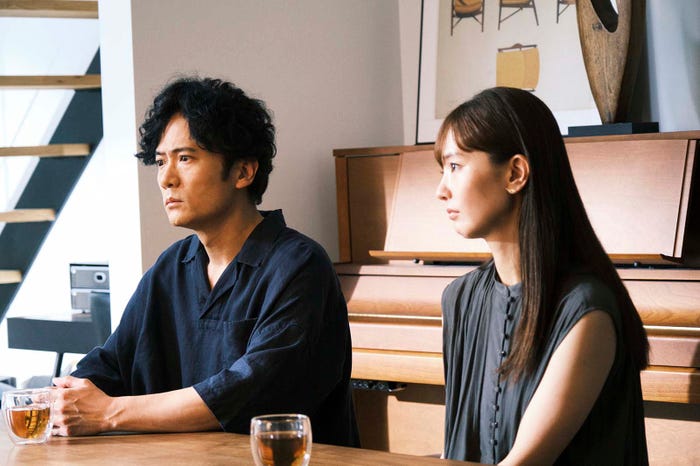 稲垣吾郎、中村ゆり(C)2022「窓辺にて」製作委員会