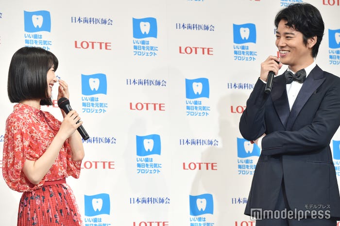 お互いの印象を照れながら明かす浜辺美波、桐谷健太 (C)モデルプレス