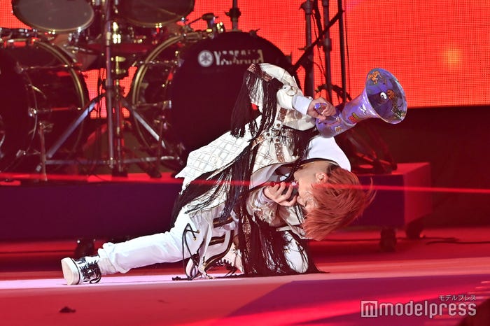 シャウトする中村嶺亜(C)モデルプレス