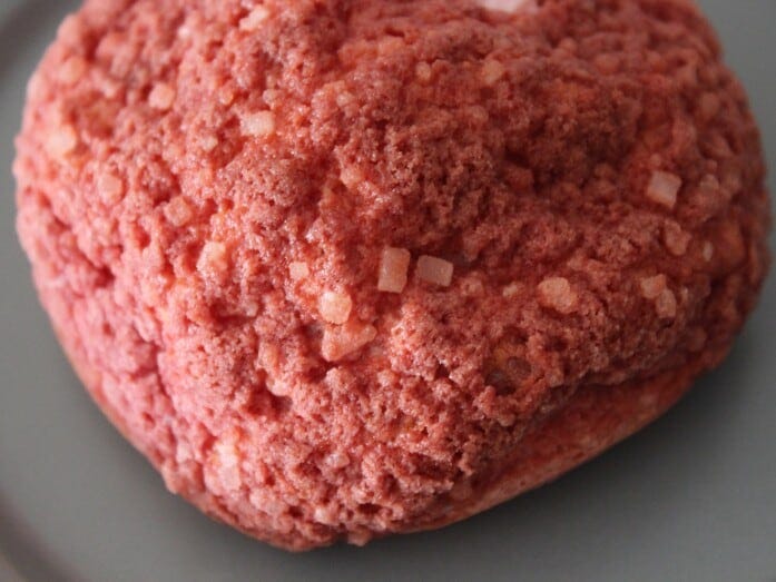 クッキー生地にはザラメの粒がところどころに見えます