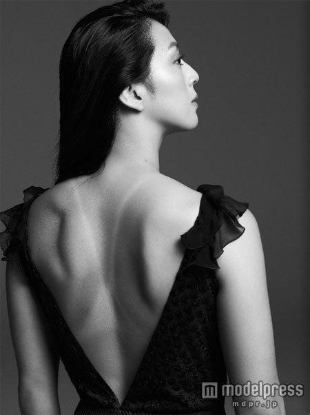 競泳・寺川綾選手、胸元＆背中ざっくりドレスで堂々モデルデビュー