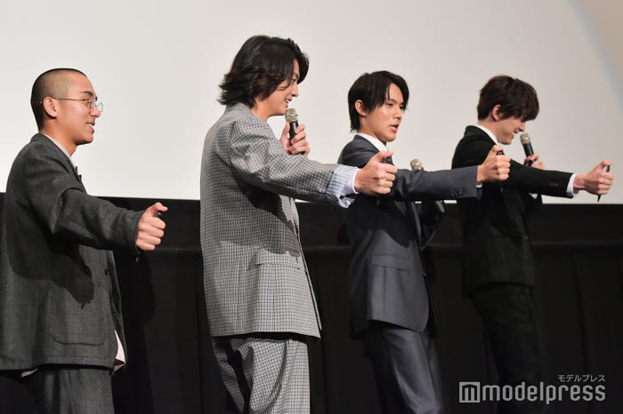 ビリビリペンを押す直前の若林時英、伊藤健太郎、中川大志、甲斐翔真 (C)モデルプレス