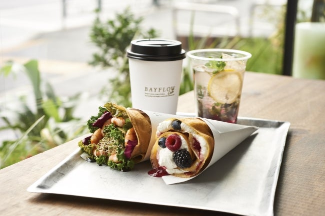 （左から）ガーデンサラダシュリンプ-アボカドシュリンプ780円、ソルティーバニラ＆ソイクリーム-ベリー880円／画像提供：アダストリア