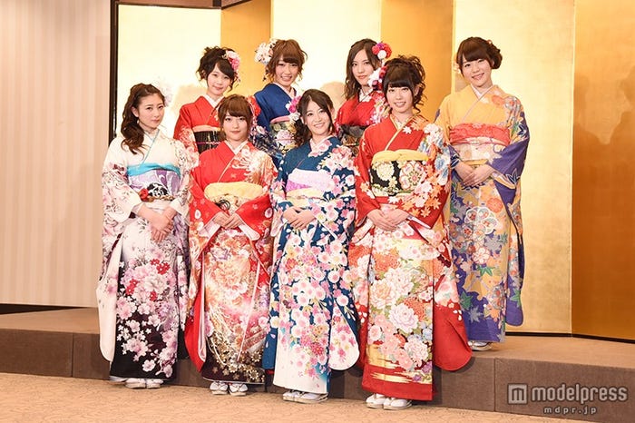 NMB48(前列左から)岸野里香、小谷里歩、上西恵、山岸奈津美(後列左から)大段舞依、上枝恵美加、井尻晏菜、河野早紀