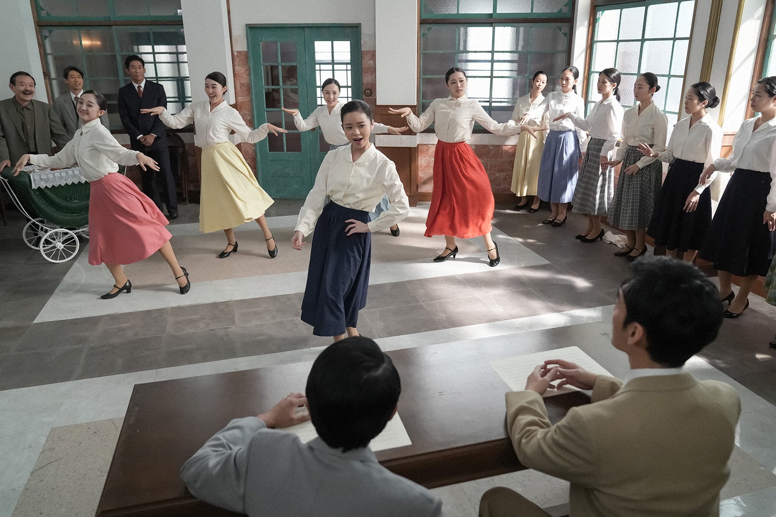 （左から）近藤芳正、夙川アトム、田村裕、趣里、草なぎ剛「ブギウギ」第91話（C）NHK