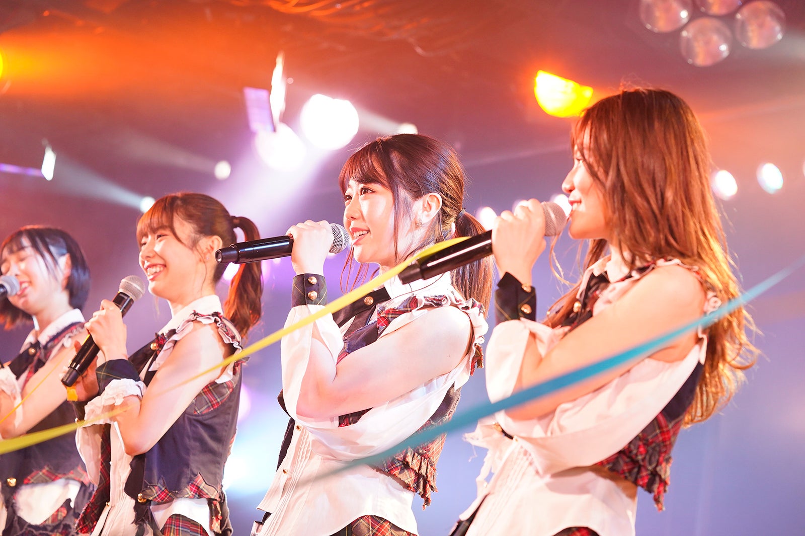 （中央）峯岸みなみ （C）AKS