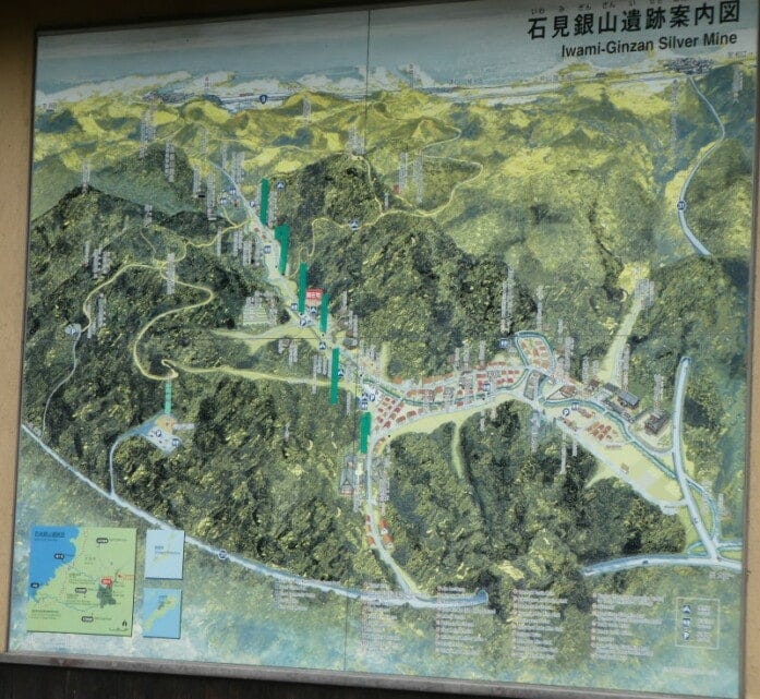 石見銀山の全貌がわかる案内図。右側真ん中の白い部分に古い町並み、中央上が銀鉱。一番上には銀を積みだした港がある日本海も描かれています（2020年3月撮影）