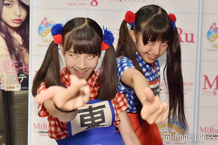 生ハムと焼うどん(左から)西井万理那、東理紗/(C)モデルプレス