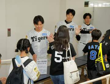 阪神が「令和8年熊本地震」の募金活動を実施 村上、才木、高橋が参加 選手会長の村上「何とか少しでも助けになれるように」