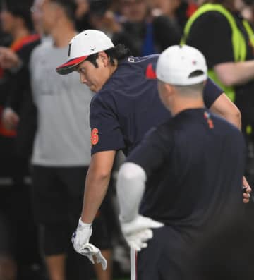大谷翔平が試合前に異例の屋外フリー打撃 東京Dの看板越える一撃に海外メディアが思わず爆笑 台湾の選手もくぎ付け＆終了後に大きな拍手 通常ゲーム前は室内で打ち込み
