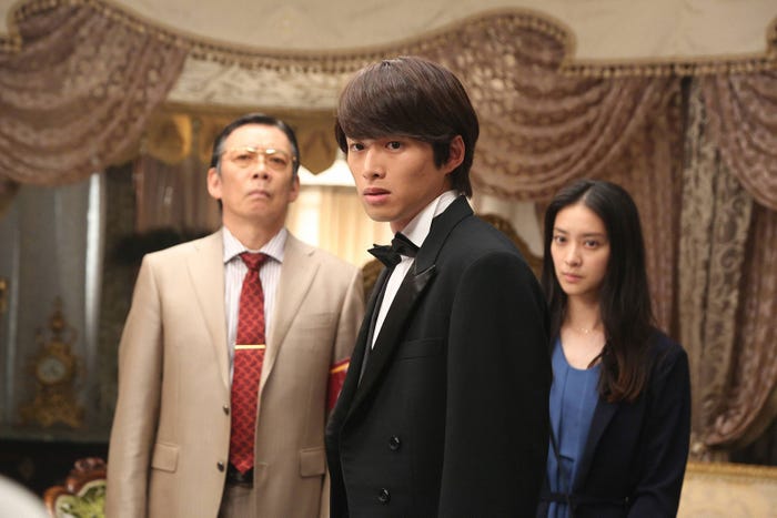 生瀬勝久、白洲迅、武井咲/「貴族探偵」第6話より(画像提供:フジテレビ)